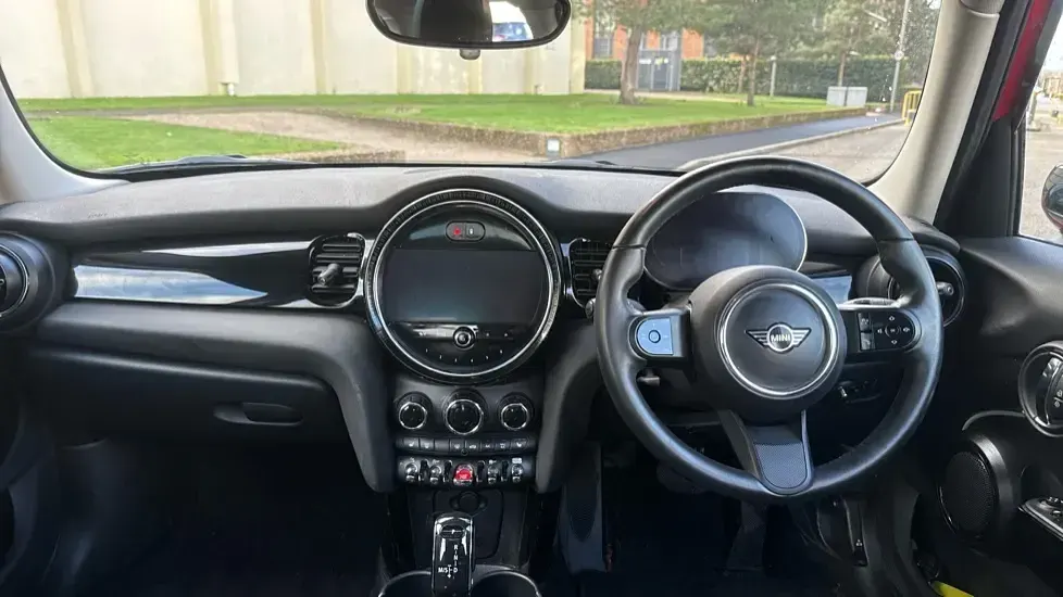 Second-hand Mini Cooper Comfort 136 CP (100 kW) 2023 Roșu Hatchback