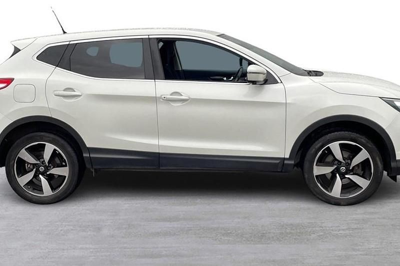 Pure white Used 2016 Nissan Qashqai N-Connecta SUV | £6,975 (Fair price) - Image 1/1