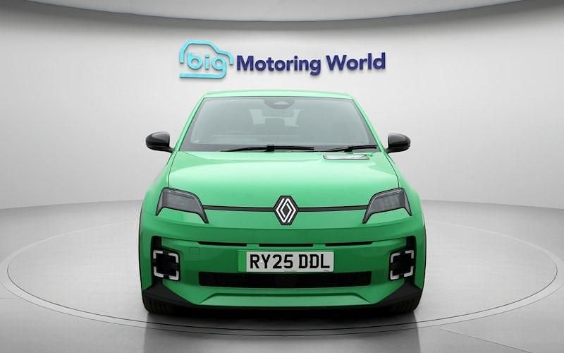 Used Renault 5 E-Tech Urban 89 kW (122 HP) 2025 Green Hatchback