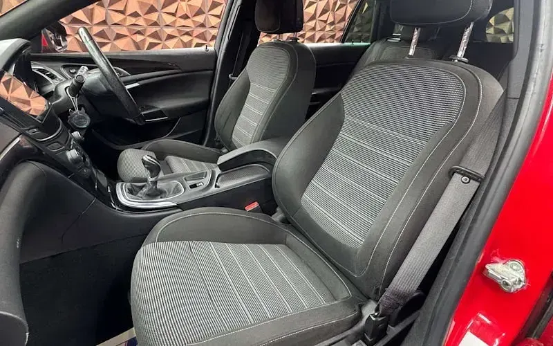 Używany Vauxhall Insignia SRi 136 KM (100 kW) 2016 Czerwony Kombi