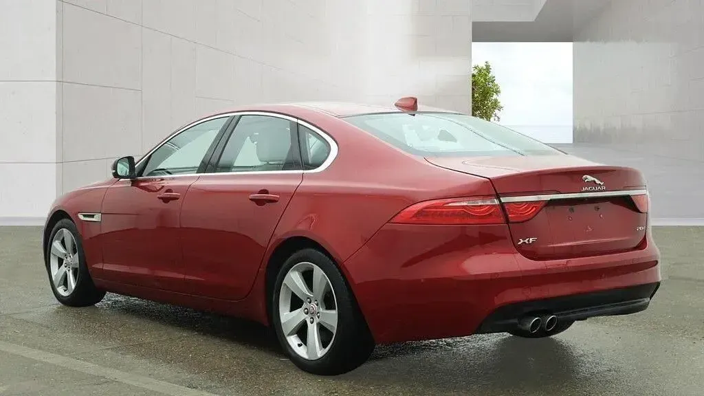 Begagnad Jaguar XF Portfolio 180 HK (132 kW) 2016 Röd Sedan