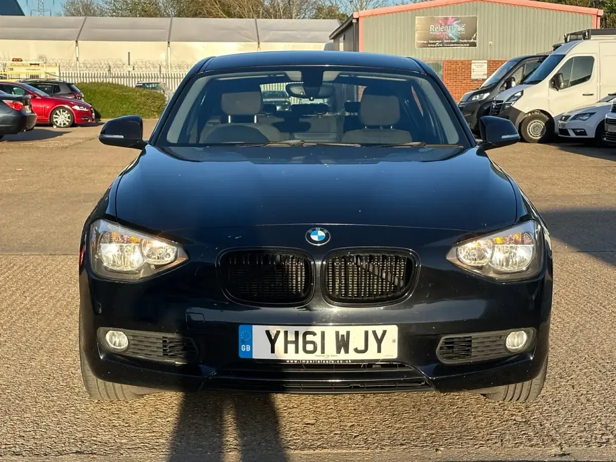 Begagnad BMW 120 2011 Svart Halvkombi