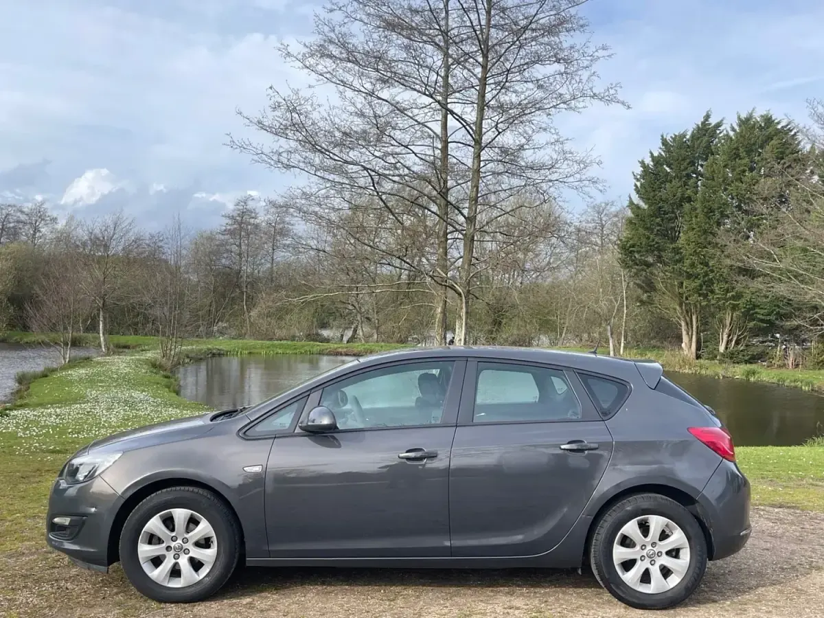 Używany Vauxhall Astra Design Edition 2014 Szary Hatchback