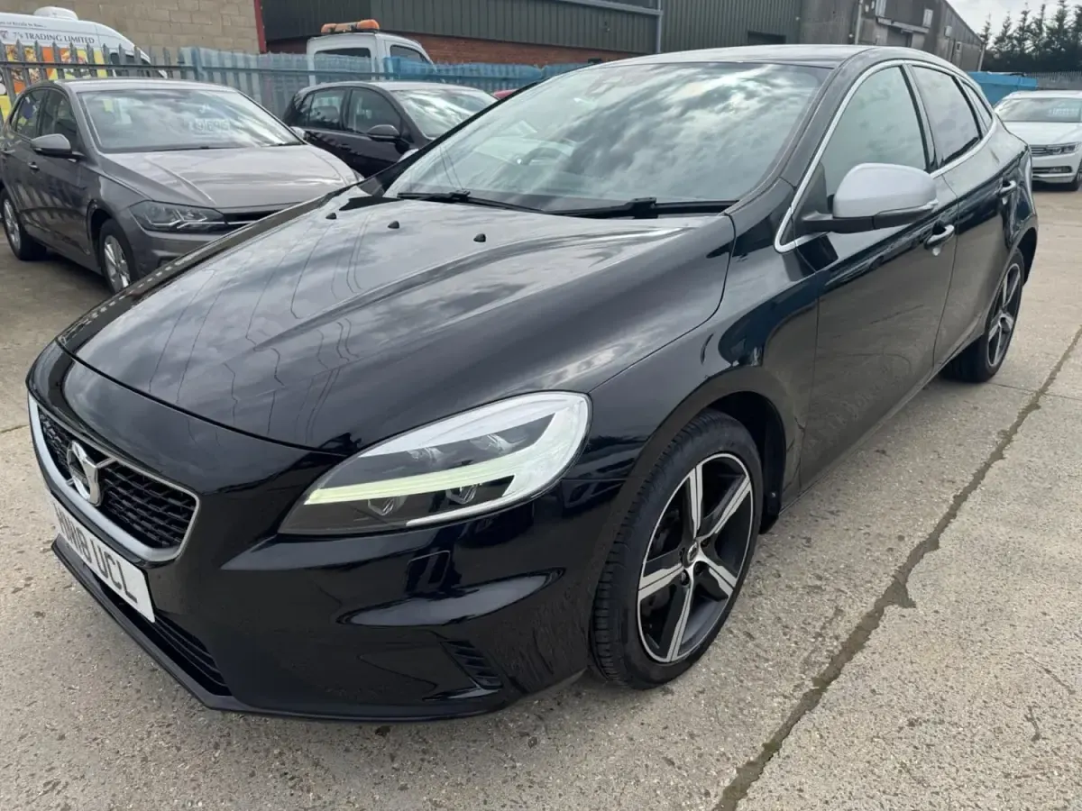 Używany Volvo V40 R-Design 122 KM (89 kW) 2018 Czarny Hatchback