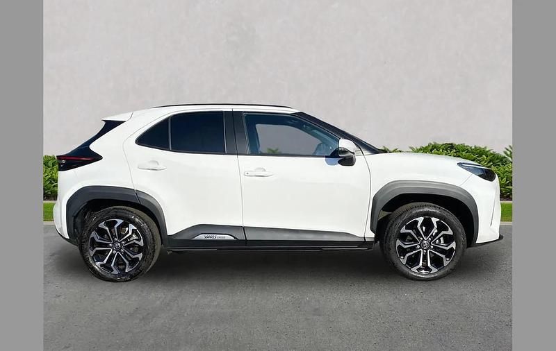 Used Toyota Yaris Cross Design 113 HP (83 kW) 2025 White SUV