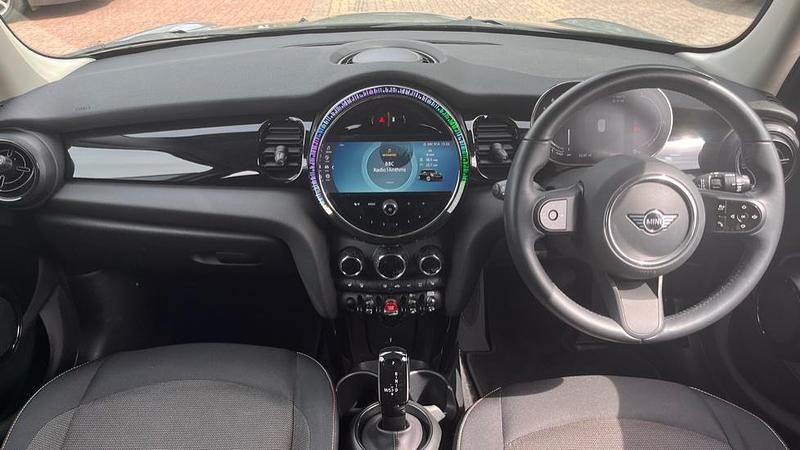 Usado Mini Cooper Classic 134 CV (98 kW) 2023 Plateado Utilitario