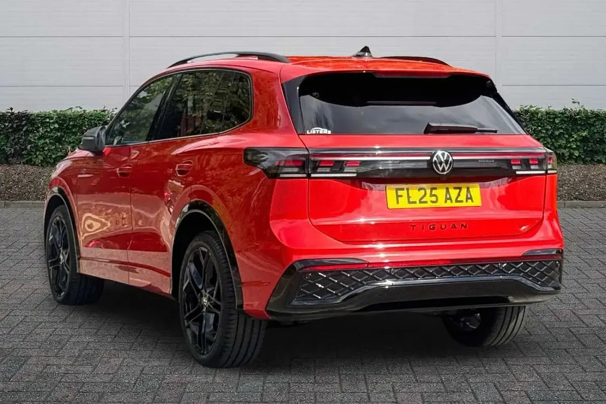 Used VW Tiguan R-line 150 HP (110 kW) 2025 Persimmon red SUV