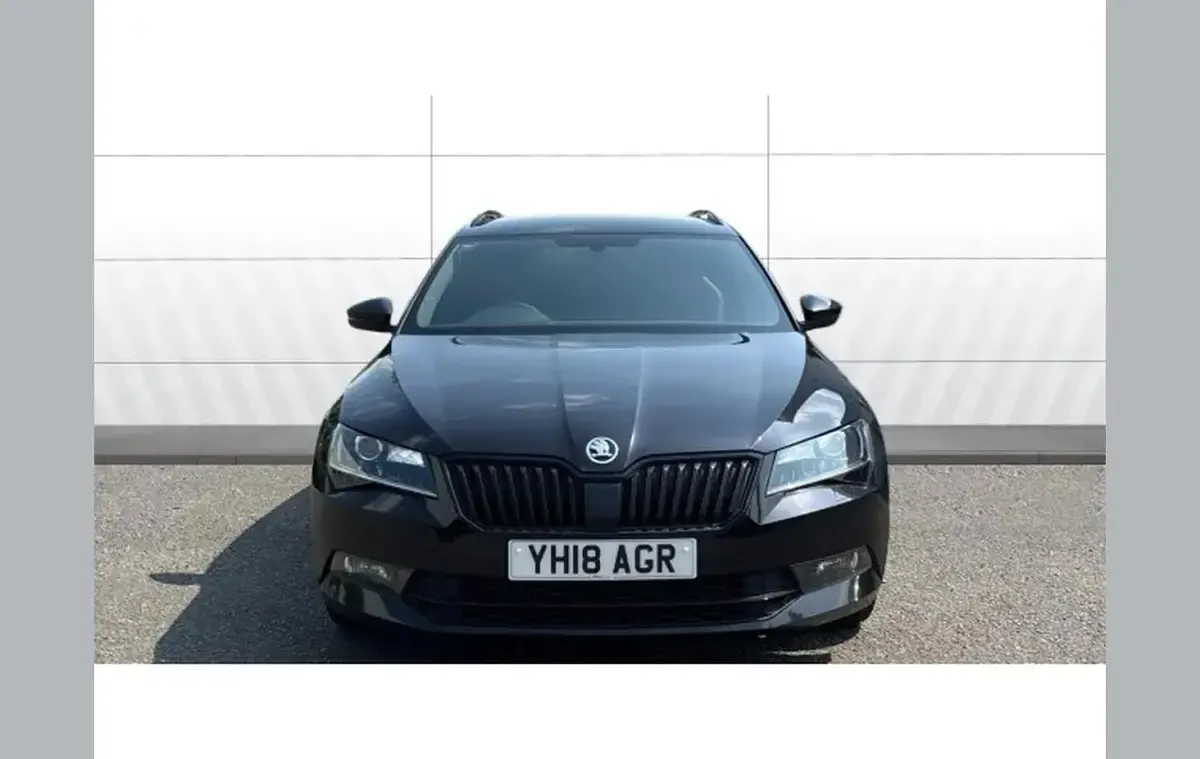 Usado Skoda Superb SportLine 150 CV (110 kW) 2018 Negro Familiar