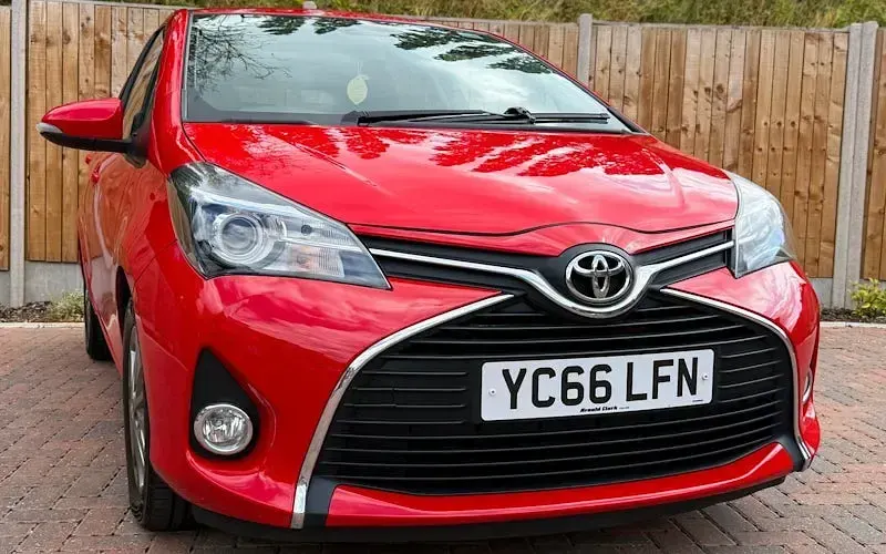 Used Toyota Yaris 99 HP (72 kW) 2016 Red Hatchback