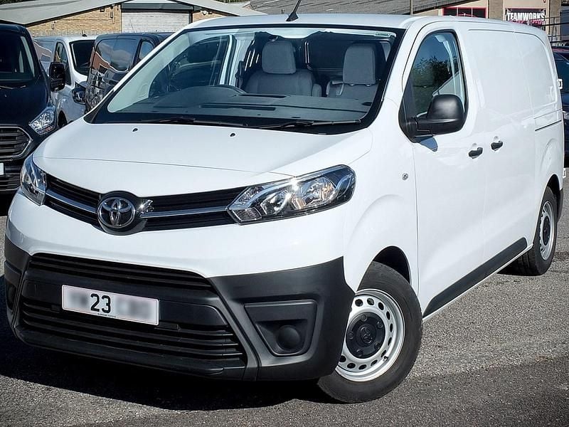 Used Toyota Proace Active 88 kW (120 HP) 2023 White MPV