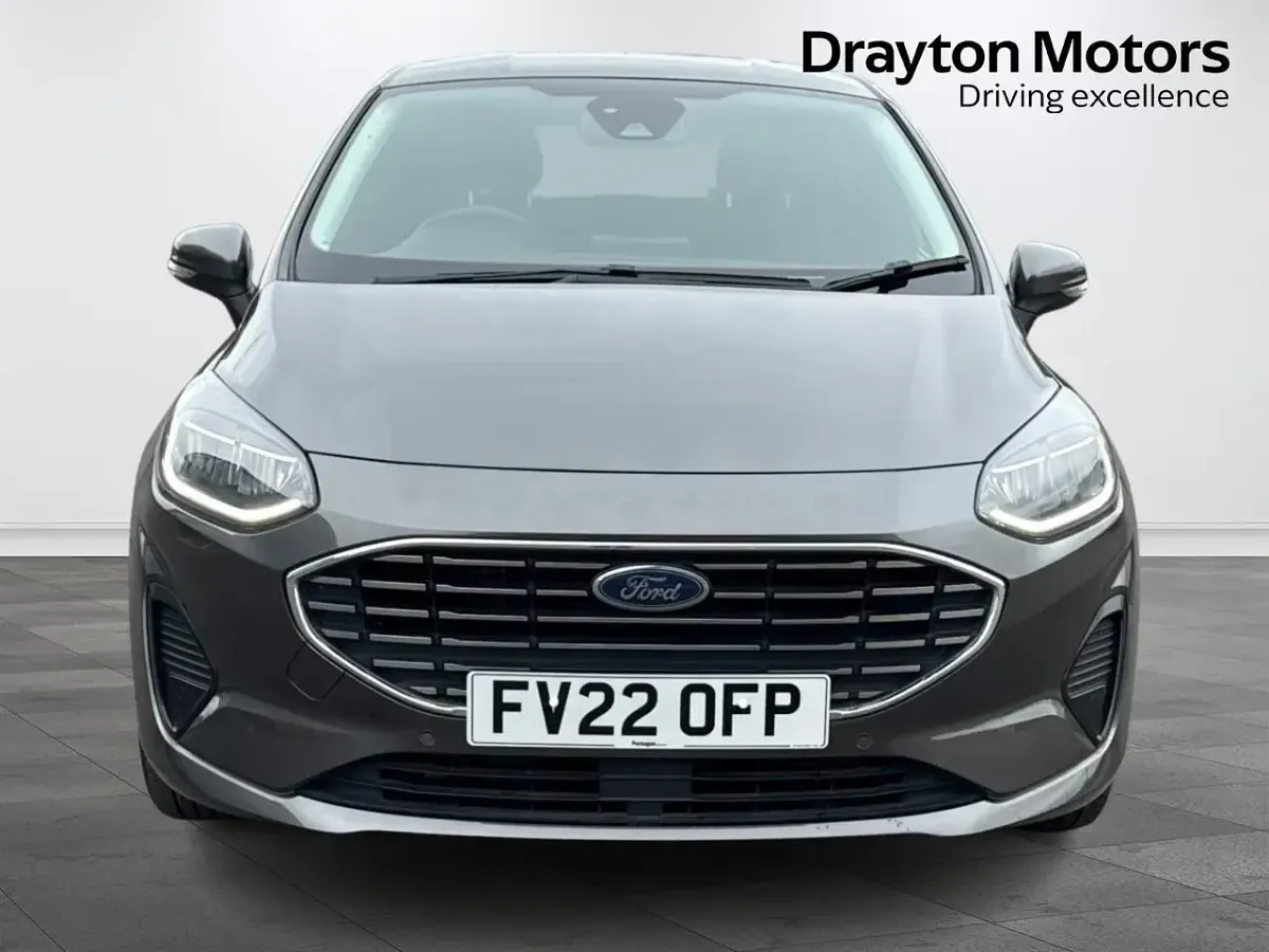 Usado Ford Fiesta Titanium 2022 Gris Utilitario