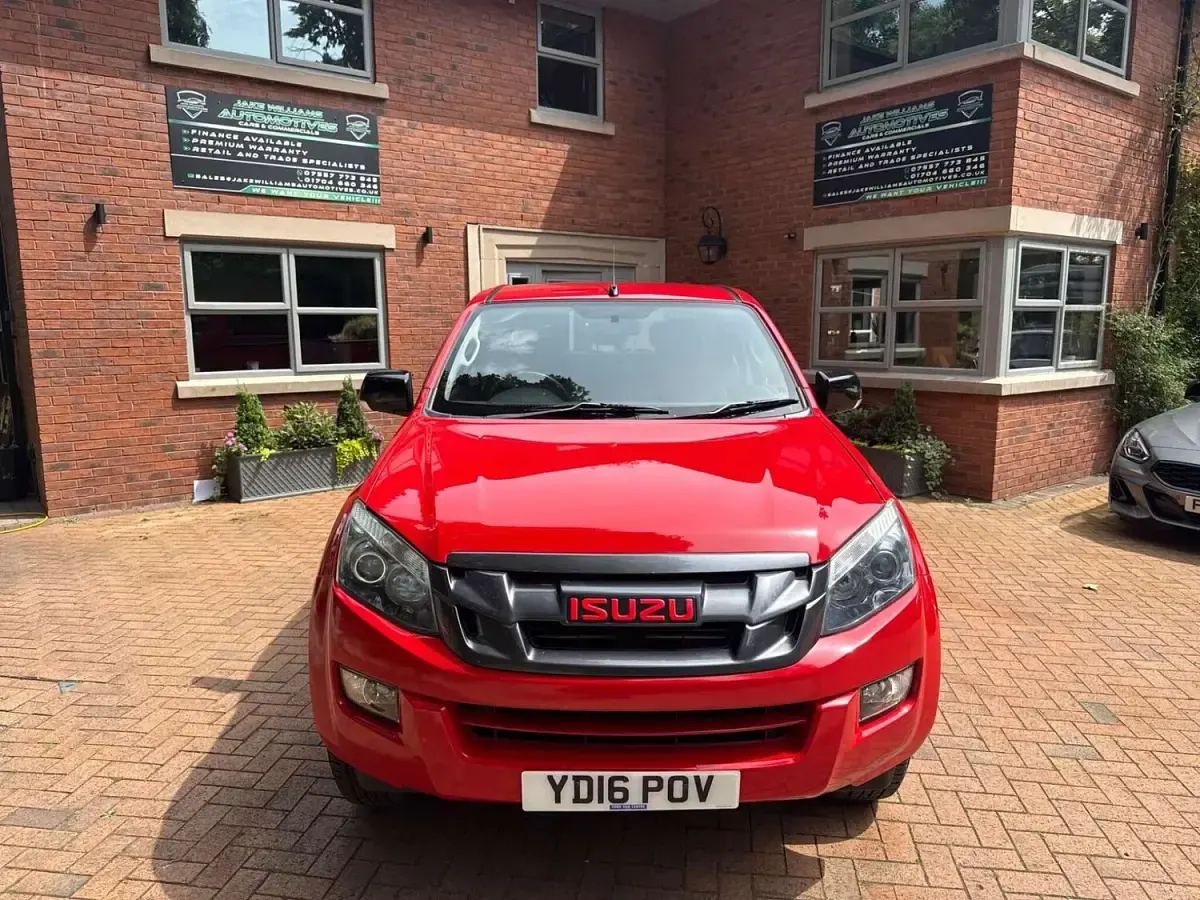 Used Isuzu D-Max 161 HP (118 kW) 2016 Red Pickup