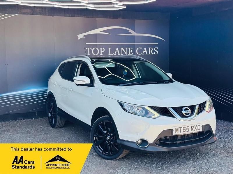 White Used 2015 Nissan Qashqai Tekna SUV | £8,999 (Good price) - Image 1/4