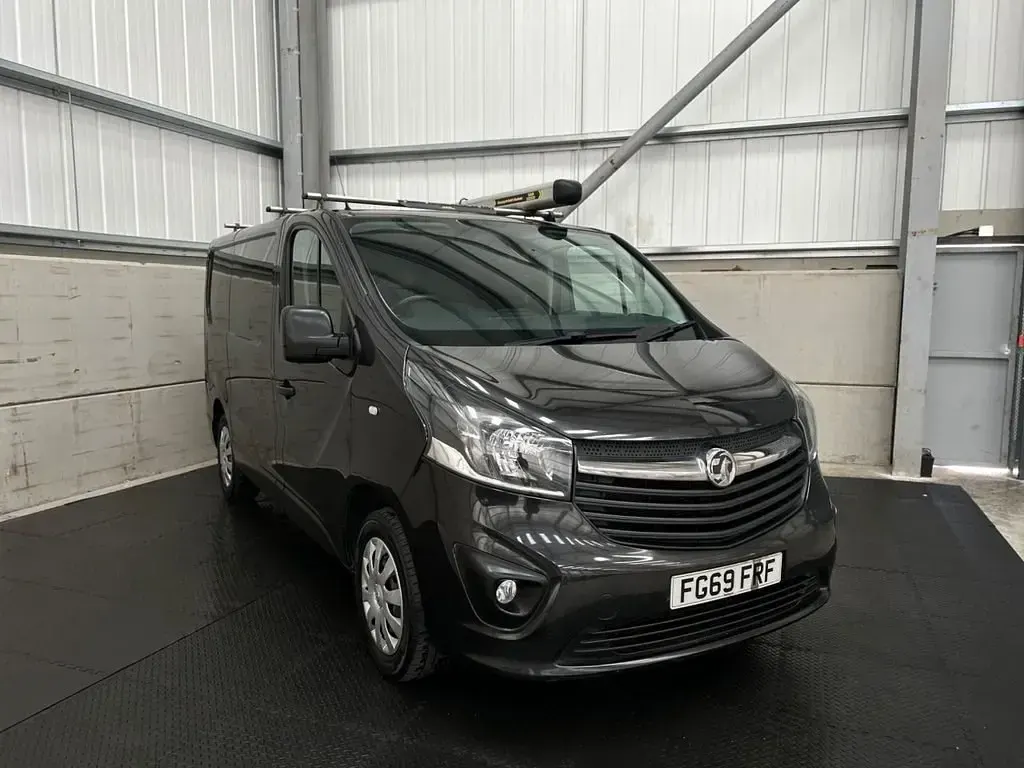 Second-hand Vauxhall Vivaro Sportive 120 CP (88 kW) 2019 Negru Monovolum