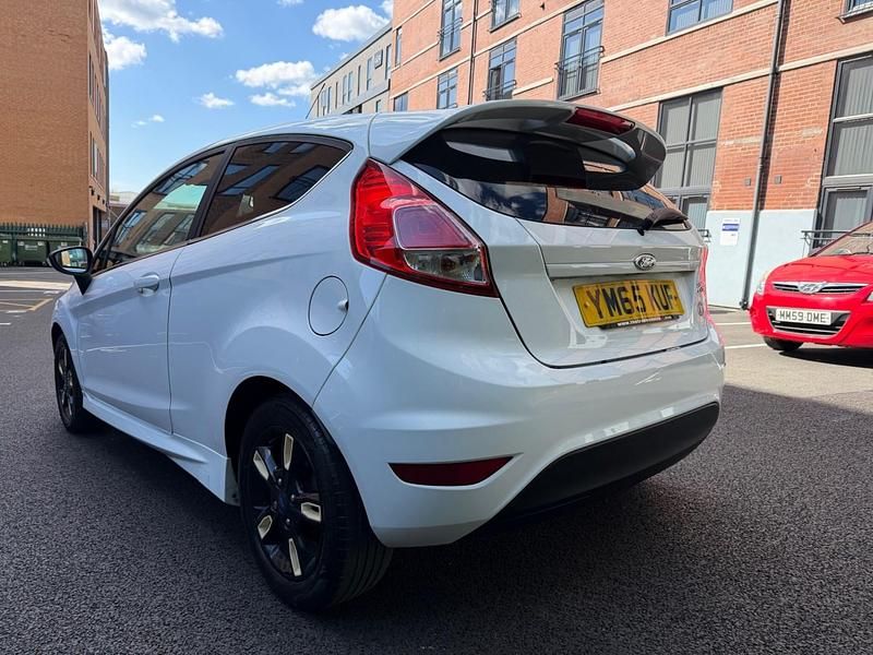 Begagnad Ford Fiesta Zetec 2016 Vit Halvkombi