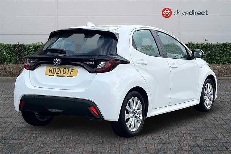 Used Toyota Yaris Hybrid 116 HP (85 kW) 2021 White Hatchback