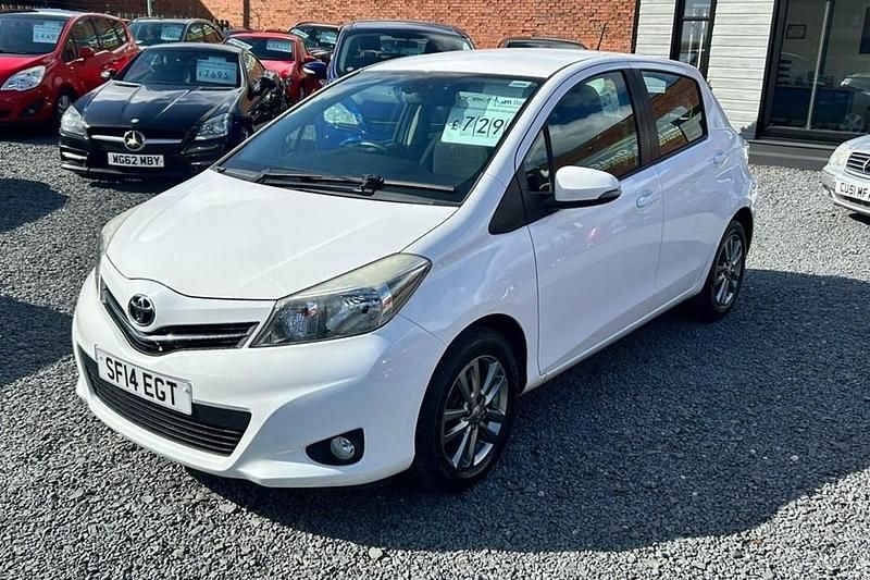 Used Toyota Yaris 90 HP (66 kW) 2014 White Hatchback