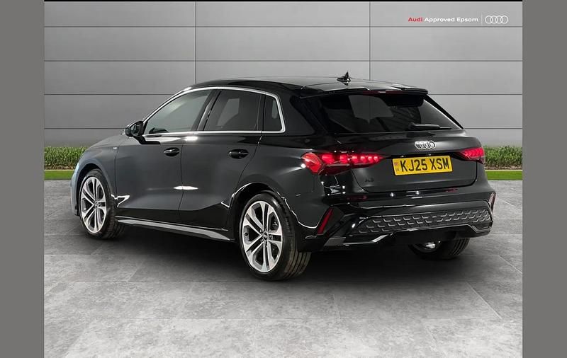 Używany Audi A3 S-Line 113 KM (83 kW) 2025 Czarny Hatchback