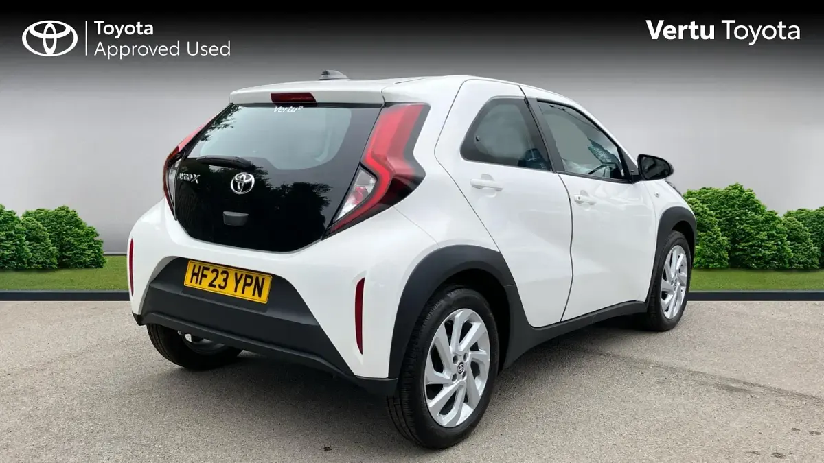 Used Toyota Aygo X PURE 72 HP (52 kW) 2023 Pure white (solid paint) SUV
