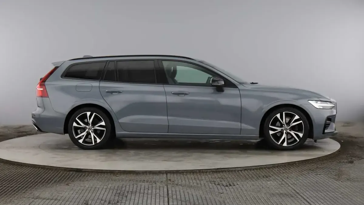 Used Volvo V60 R-Design 161 HP (118 kW) 2022 Estate