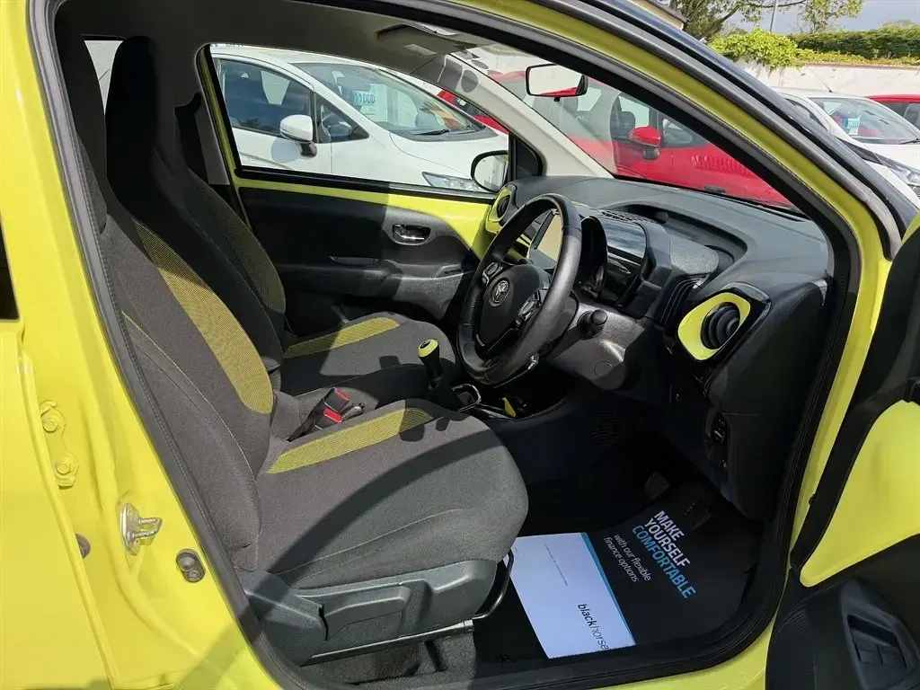 Usado Toyota Aygo X-cite 69 HP (50 kW) 2016 Amarelo Citadino