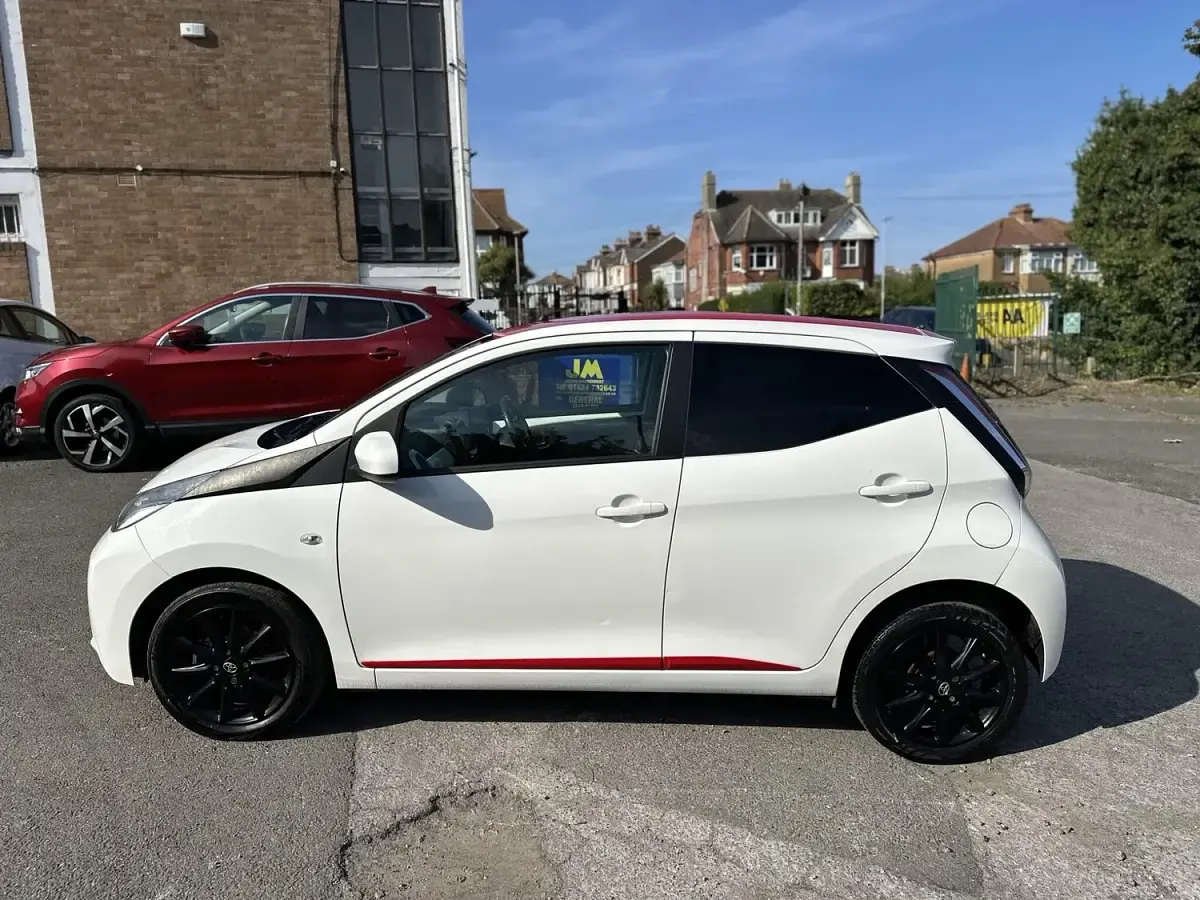 Used Toyota Aygo x-press 68 HP (50 kW) 2018 White Hatchback