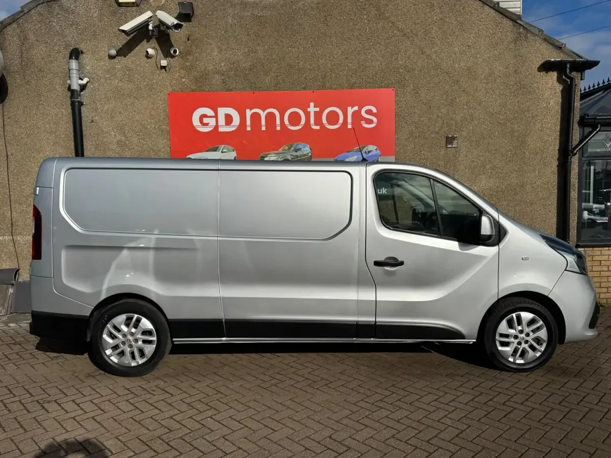 Used Renault Trafic 2017 Silver MPV