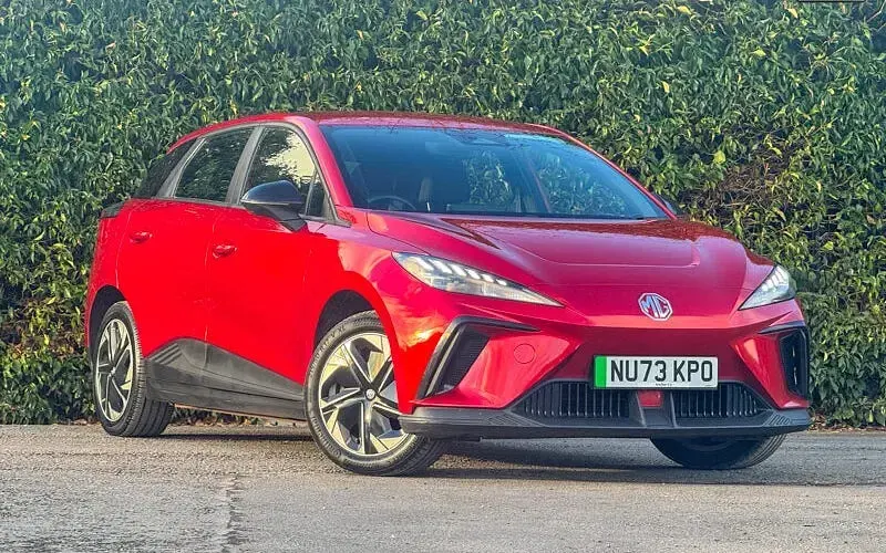 Usado MG MG4 EV SE 125 kW (170 HP) 2023 Vermelho Citadino