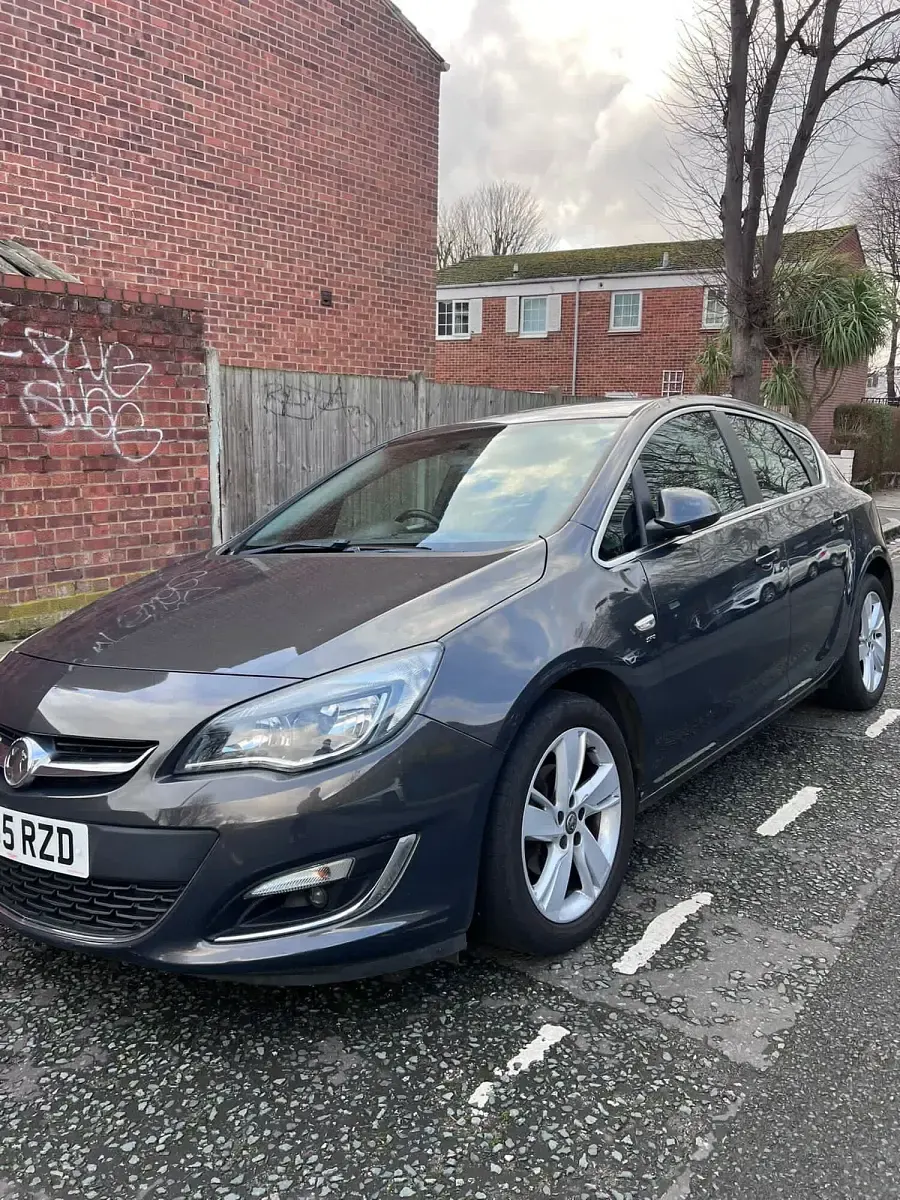 Käytetty Vauxhall Astra SRi 115 HP (84 kW) 2015 Harmaa Viistoperä