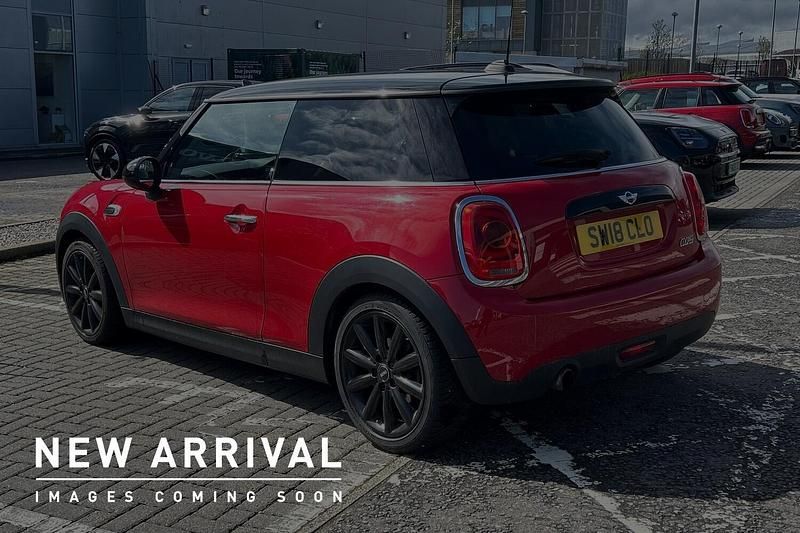 Begagnad Mini Cooper Hatch 134 HK (98 kW) 2018 Röd Halvkombi