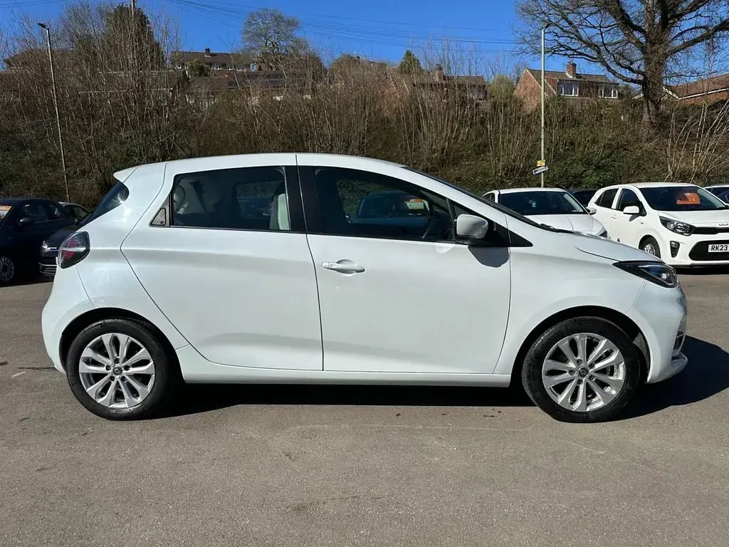 Used Renault Zoe Iconic 100 kW (136 HP) 2021 White Hatchback