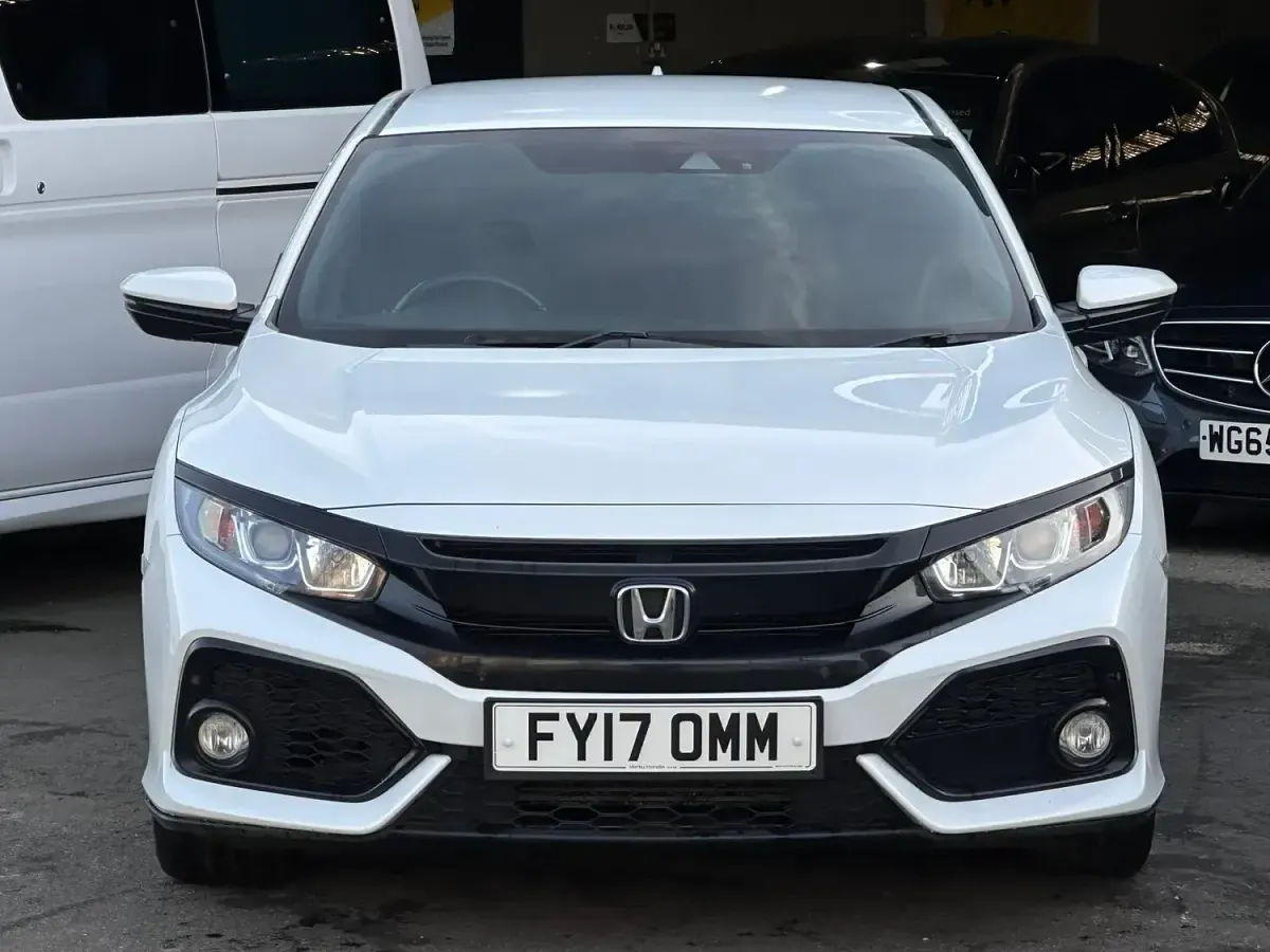 Begagnad Honda Civic SR 129 HK (94 kW) 2017 Vit Halvkombi