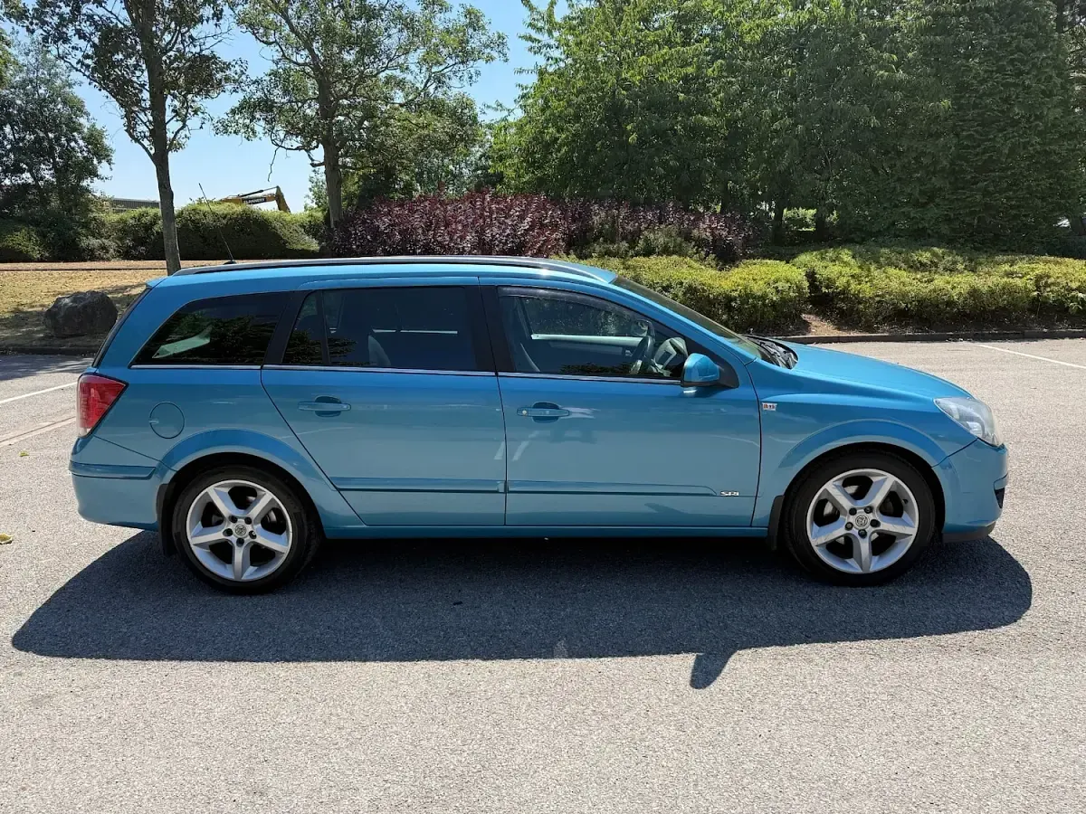 Used Vauxhall Astra SRi 100 HP (73 kW) 2005 Blue Estate