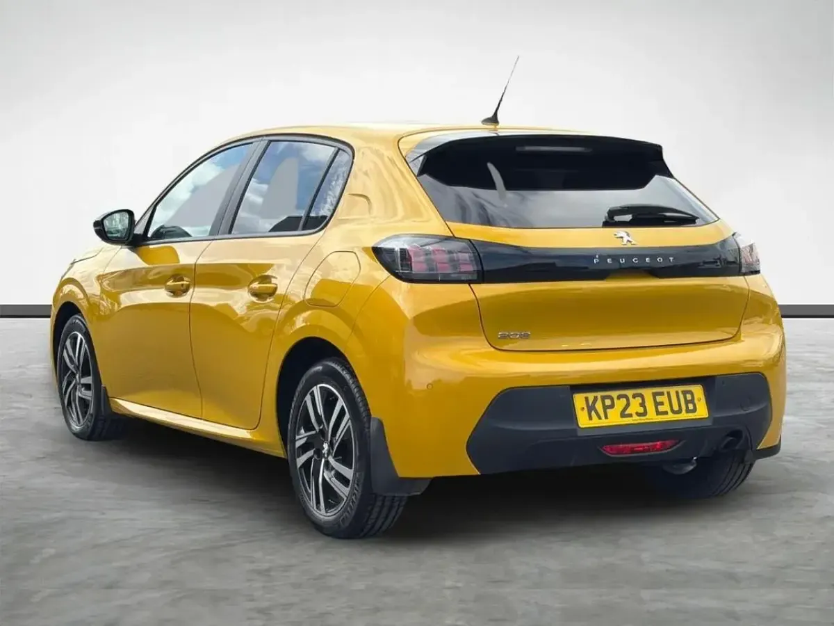 Used Peugeot 208 Active+ 74 HP (54 kW) 2023 Yellow Hatchback