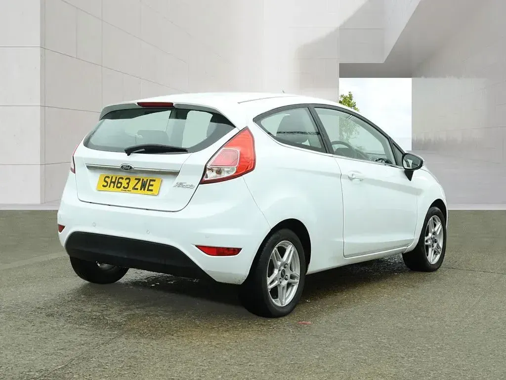 Used Ford Fiesta Zetec 82 HP (60 kW) 2014 White Hatchback