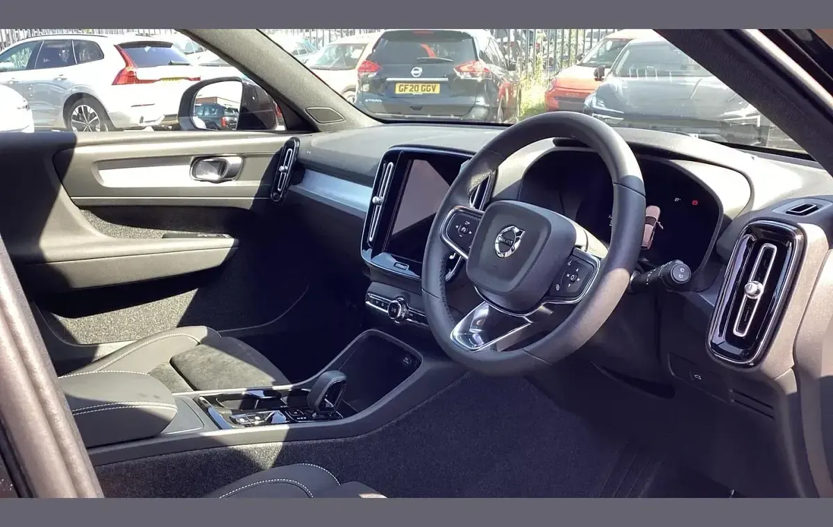 New Volvo XC40 Plus 161 HP (118 kW) 2026 Black SUV