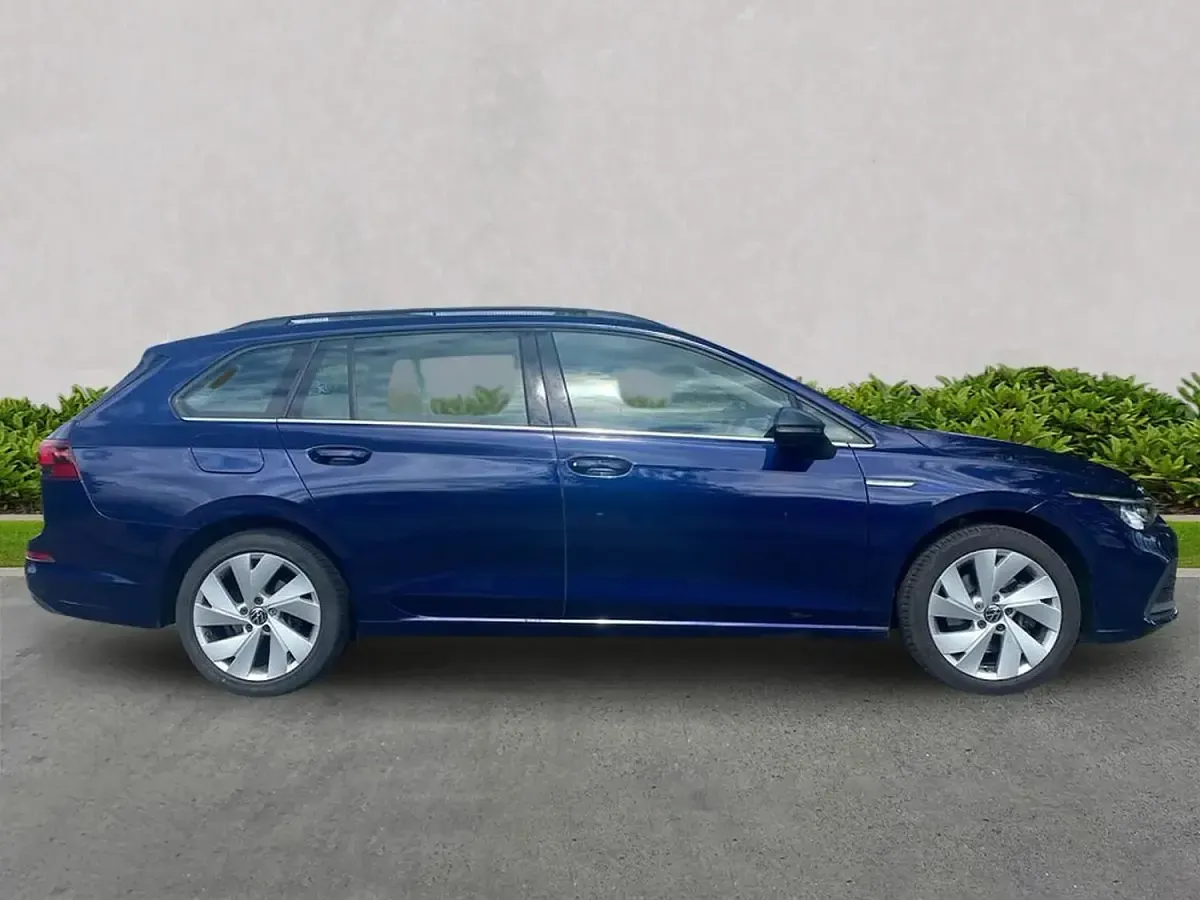 Used VW Golf VIII Style 150 HP (110 kW) 2023 Blue Estate