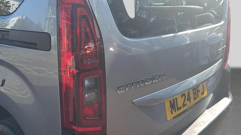 Usado Citroën Berlingo 128 HP (94 kW) 2024 Cinzento Monovolume
