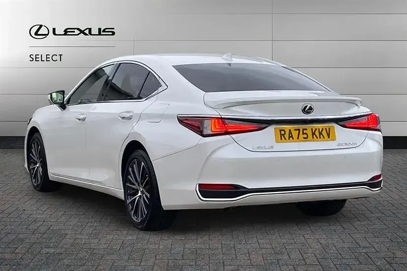 Used Lexus ES300H 218 HP (160 kW) 2026 Sonic white Sedan