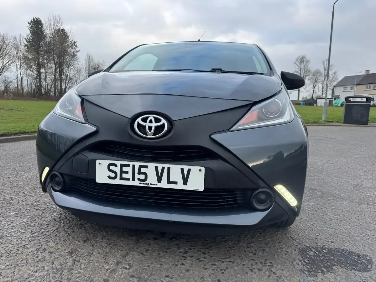 Begagnad Toyota Aygo 69 HK (50 kW) 2015 Grå Halvkombi