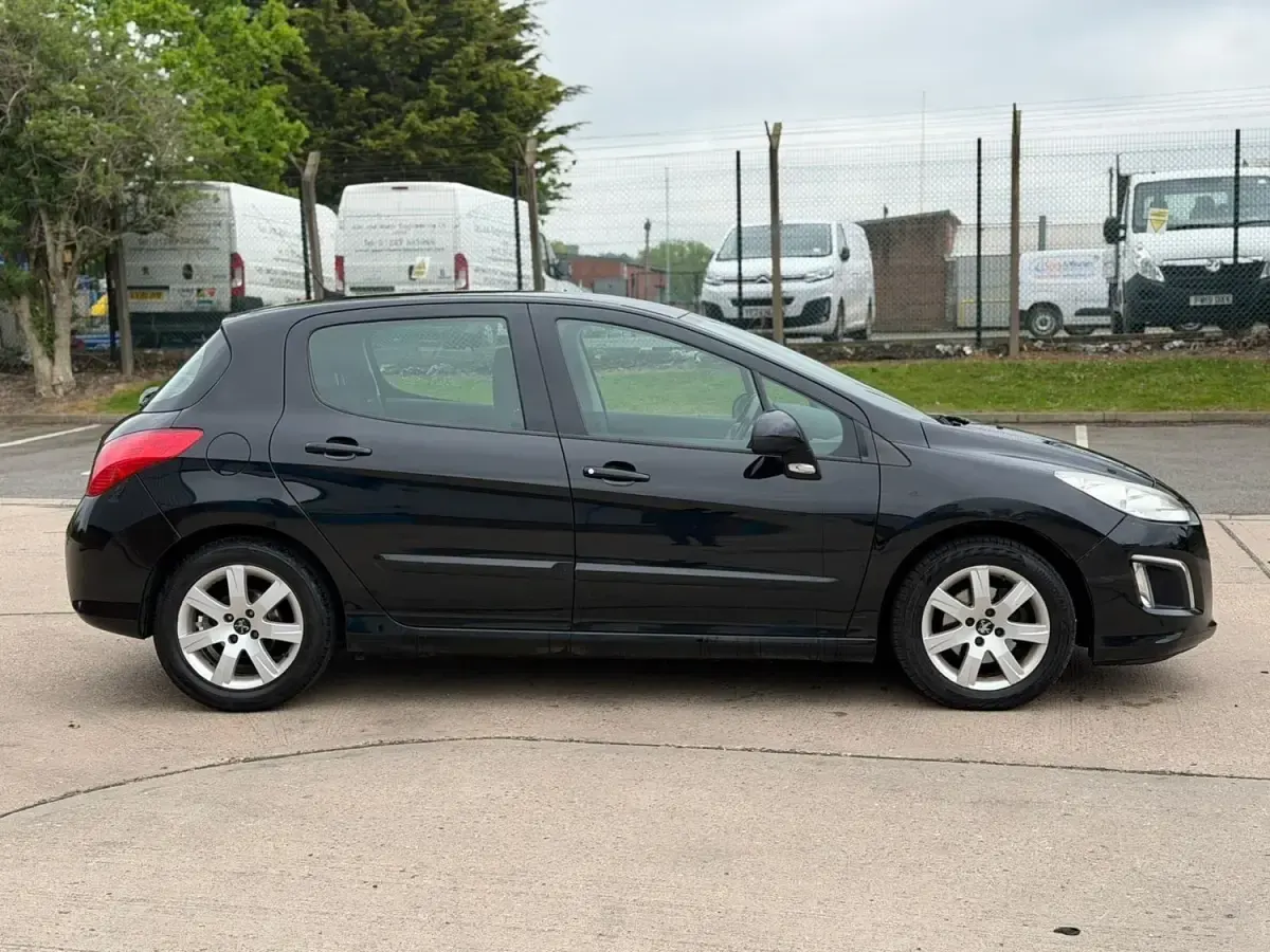 Używany Peugeot 308 Active 2013 Czarny Hatchback