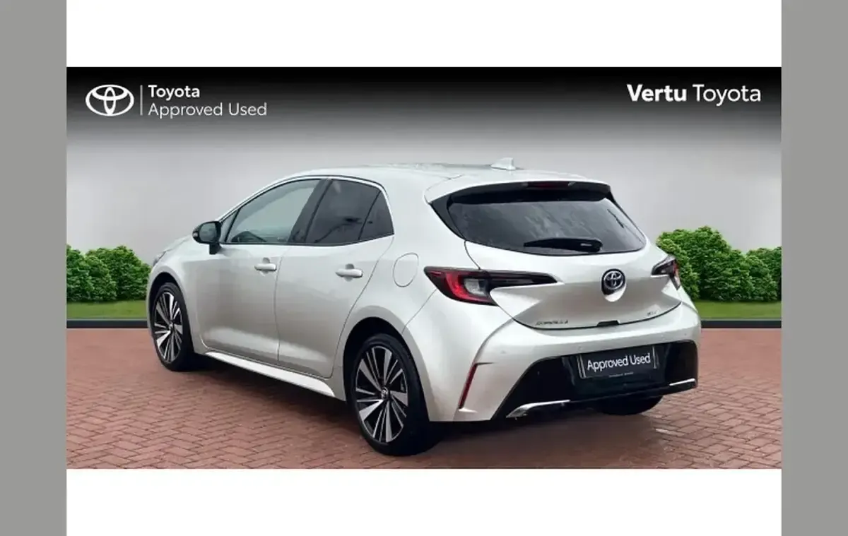 Used Toyota Corolla Design 140 HP (102 kW) 2025 Silver Hatchback