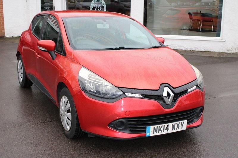 Red Used 2014 Renault Clio IV Expression Hatchback | £3,398 (Fair price) - Image 1/3