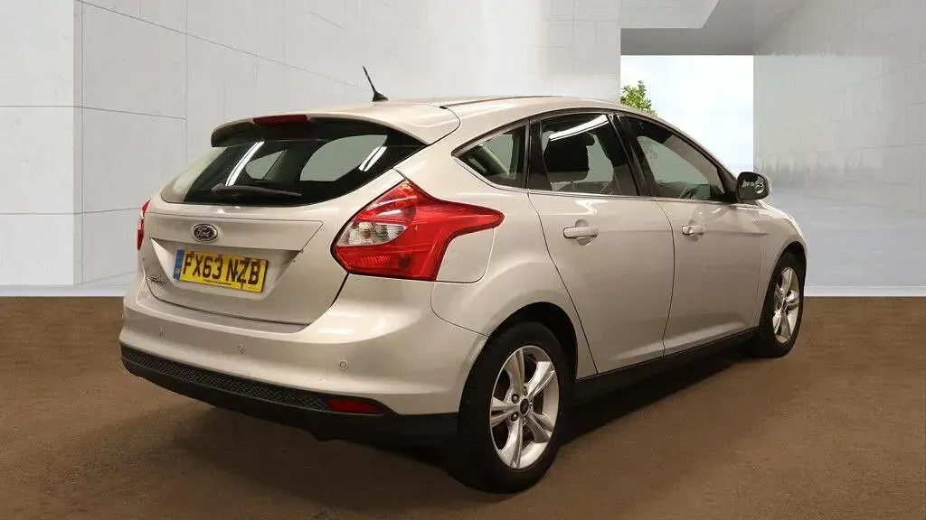 Used Ford Focus Zetec 125 HP (91 kW) 2013 Silver Hatchback