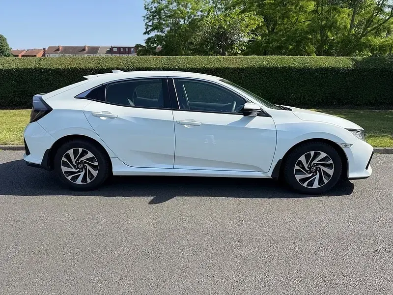 Used Honda Civic SE 126 HP (92 kW) 2020 White Hatchback