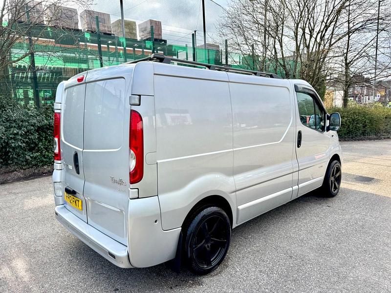 Begagnad Renault Trafic 115 HK (84 kW) 2012 Silver Minibuss