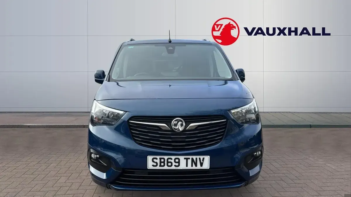 Second-hand Vauxhall Combo 102 CP (75 kW) 2020 Albastru Monovolum