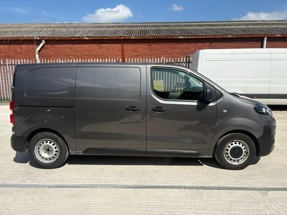 Used Vauxhall Vivaro 120 HP (88 kW) 2022 Grey MPV