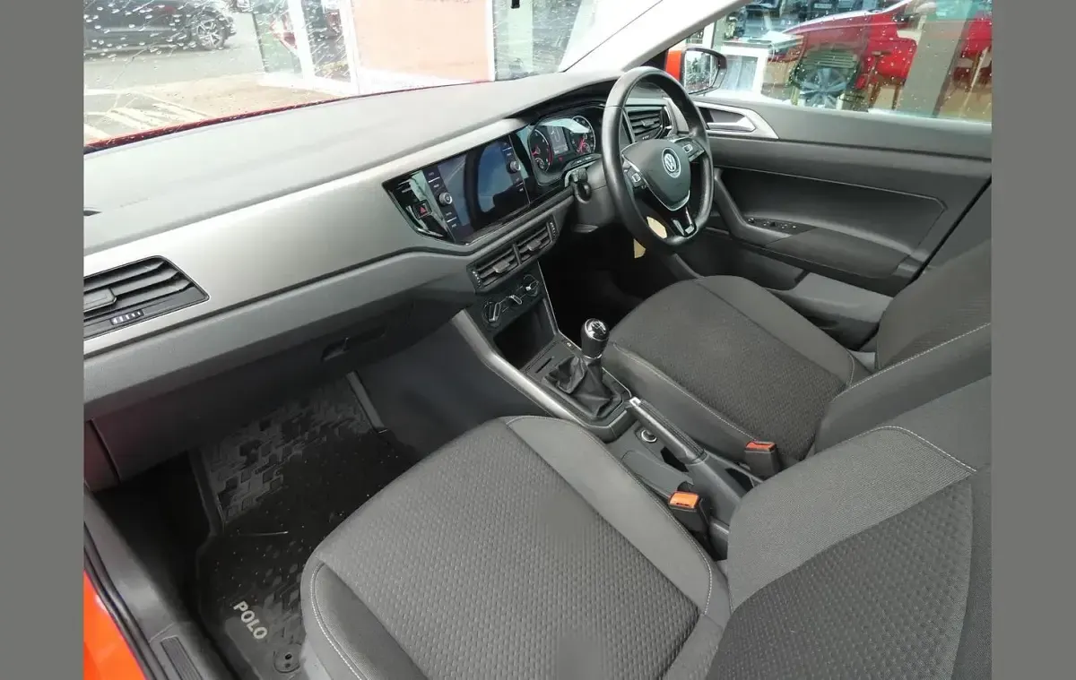 Used VW Polo SE 64 HP (47 kW) 2018 Red Hatchback
