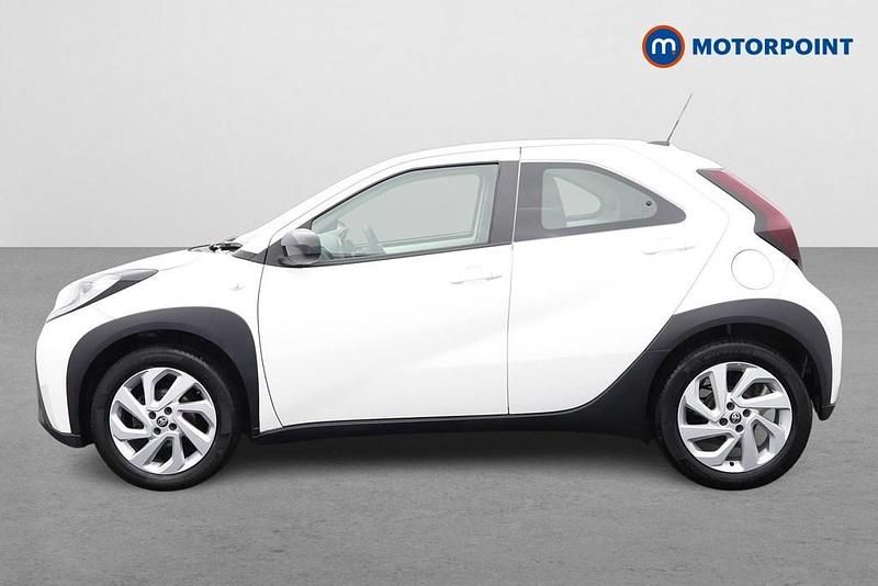 Used Toyota Aygo X PURE 2023 White SUV